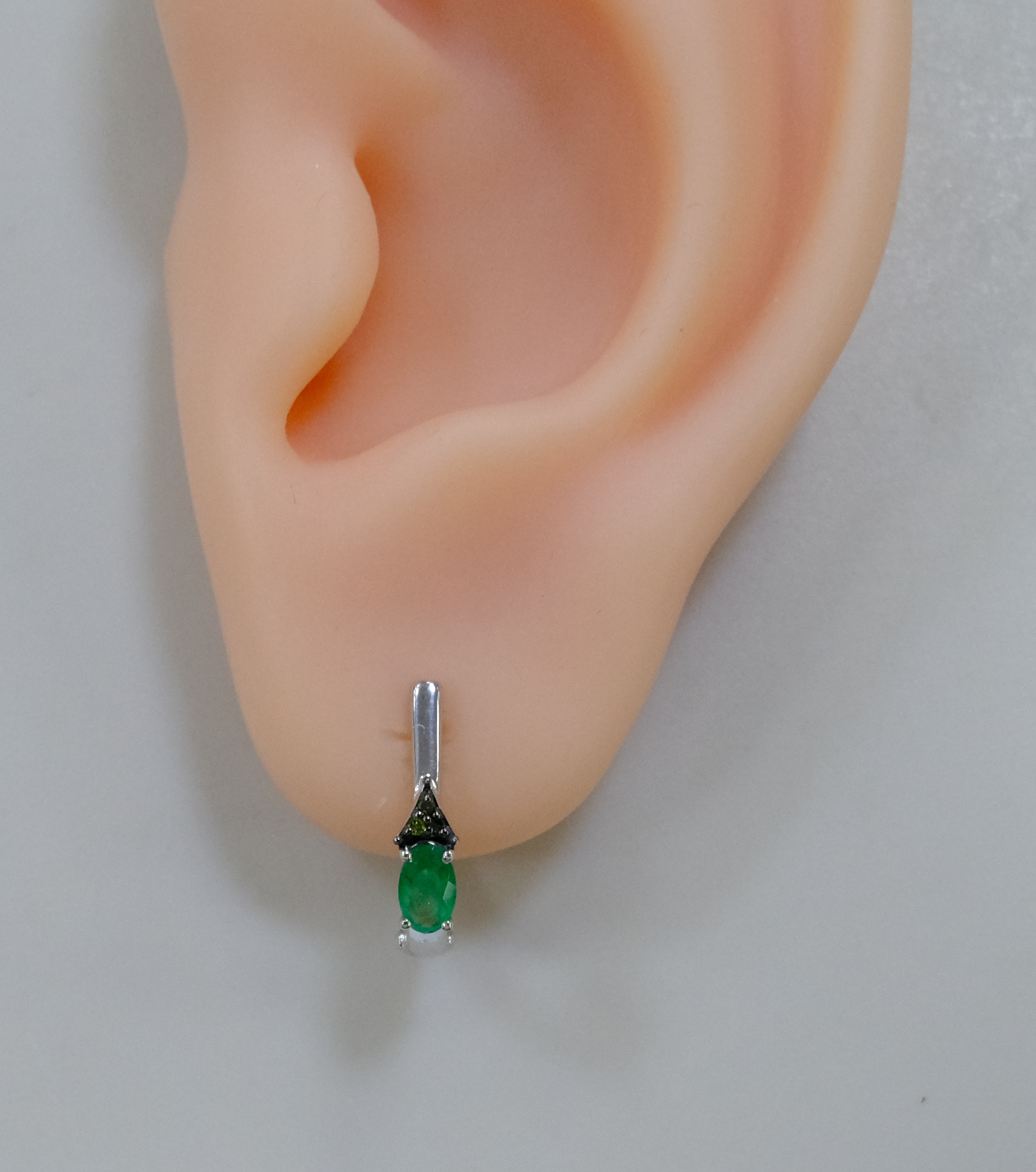 Серебряные серьги с изумрудами